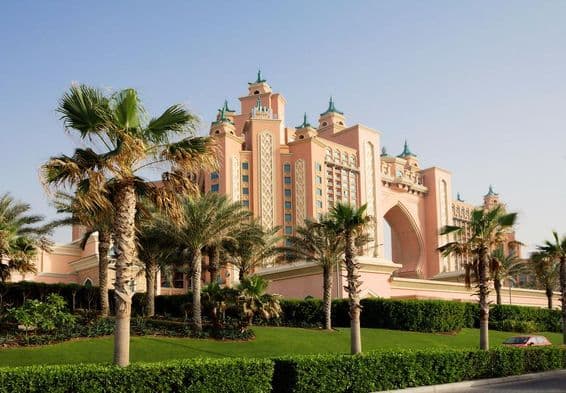 दुबई के होटल आधुनिक अरब वास्तुकला के उत्कृष्ट उदाहरण हैं।