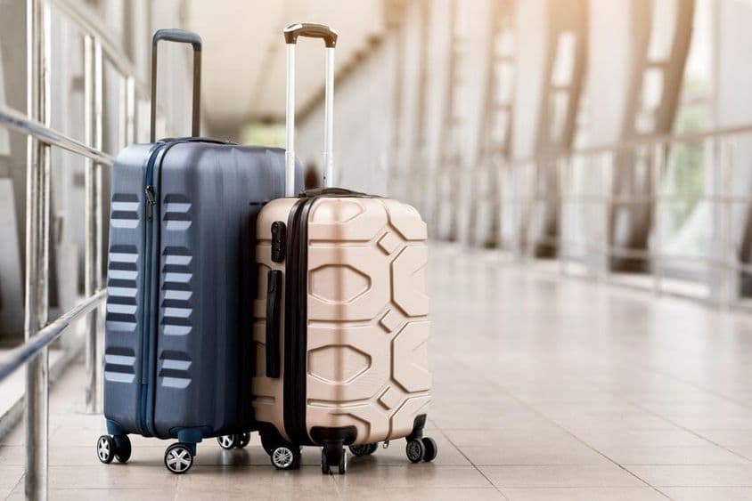 टर्मिनल हॉल में प्रतीक्षारत सामान सूटकेस।