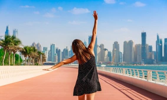 दुबई में टूरिस्ट महिला।