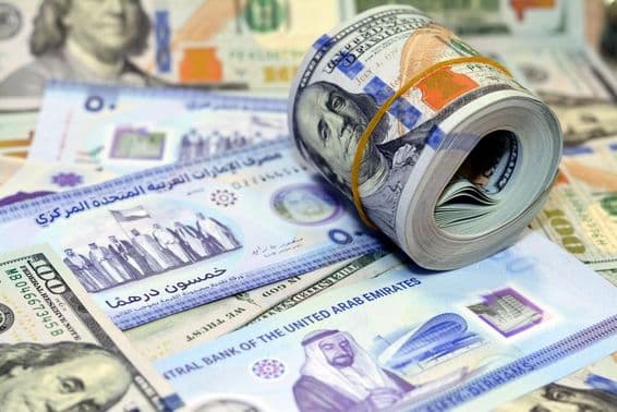 १०० डॉलर अमरीकी नकद नोट्स और दिरहम।