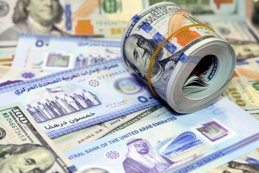 १०० डॉलर अमरीकी नकद नोट्स और दिरहम।