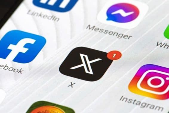 स्मार्टफोन पर प्रारंभिक अक्षर और ऐप के साथ Twitter या X लोगो।