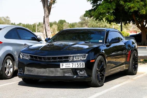 शहर की सड़क पर एक शेवरले कैमारो।