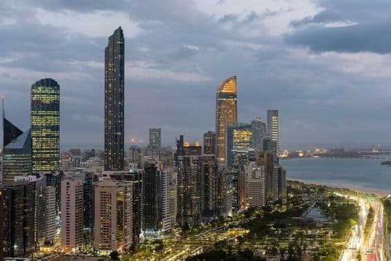 बादलों वाले दिन अबू धाबी का आकाश दृश्य।