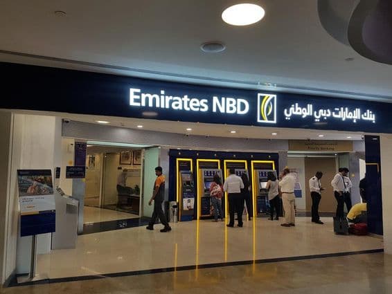 दुबई के बुरजुमान शॉपिंग सेंटर में EMIRATES BANK स्टोर।