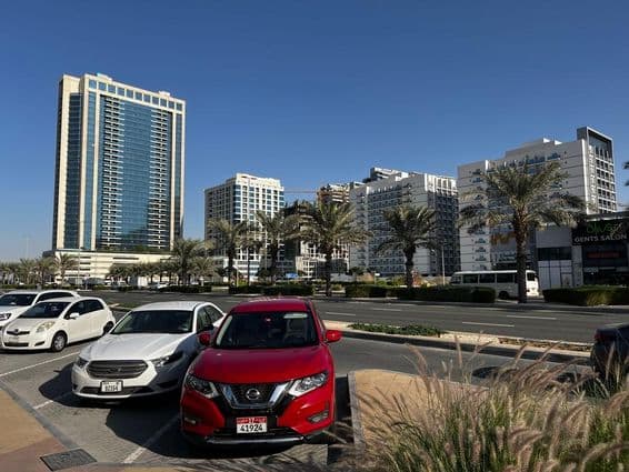 डुबाईलैंड रेजिडेंस कॉम्प्लेक्स में नई आवासीय क्षेत्र की इमारतें।