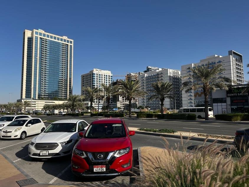 डुबाईलैंड रेजिडेंस कॉम्प्लेक्स में नई आवासीय क्षेत्र की इमारतें।