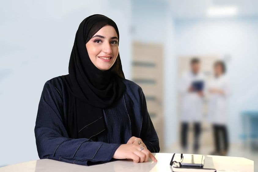 संयुक्त अरब अमीरात स्थानीय महिला भविष्य की ओर देखती हुई।