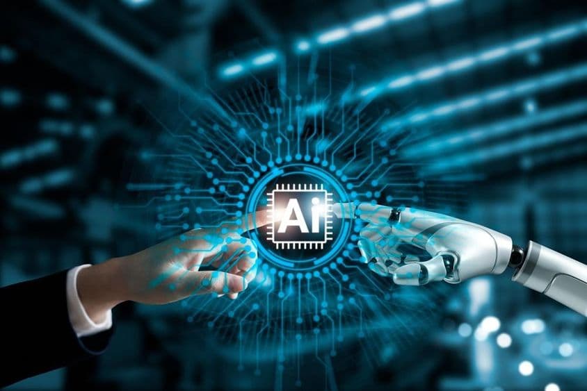 रोबोट और मानव हाथ एआई सर्किट बोर्ड को जोड़ते हुए।