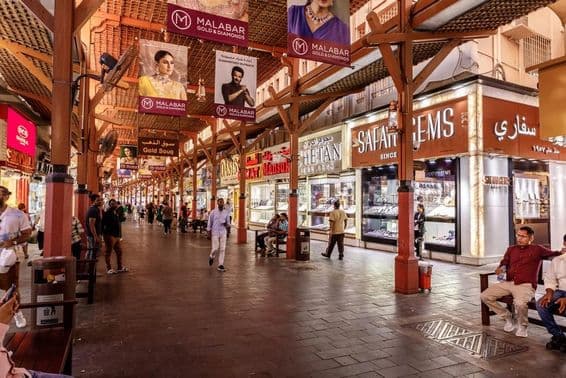 दुबई शहर के सोने के बाज़ार में सोने की दुकानों की गली।