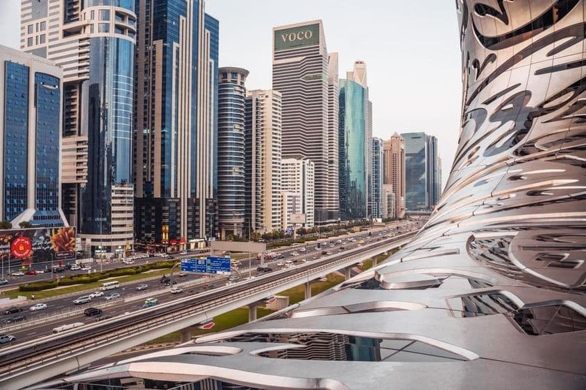 भविष्य का संग्रहालय और शेख ज़ायेद एवेन्यू।