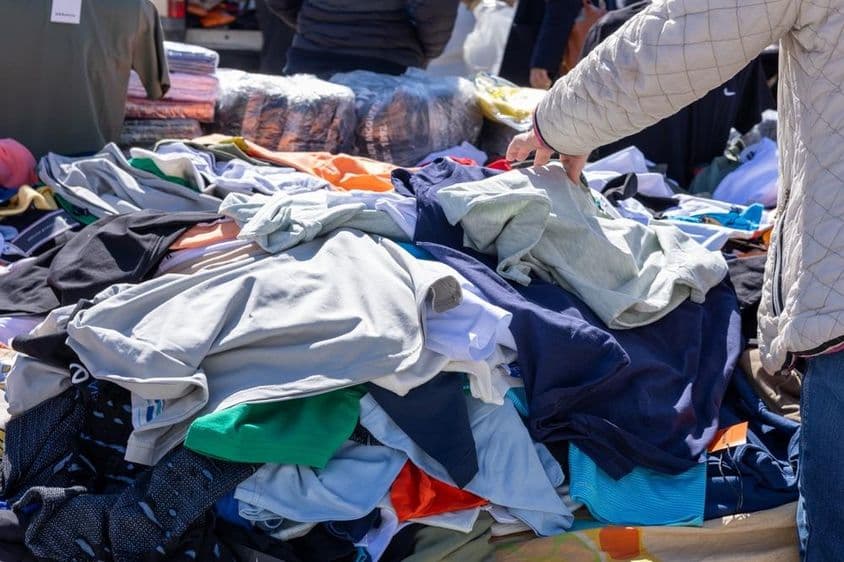 विभिन्न नकली डिज़ाइनर कपड़ों के आइटम