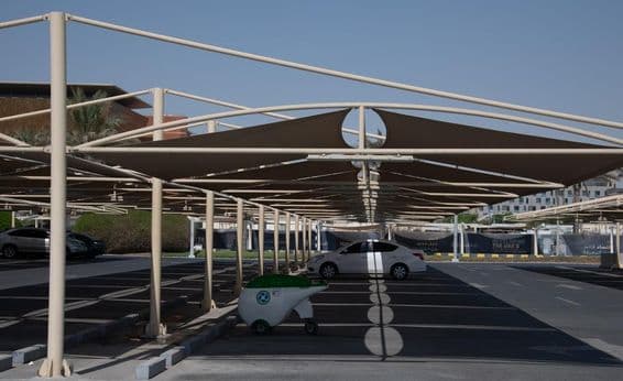 पार्किंग स्थानों के ऊपर कपड़े के कवर।