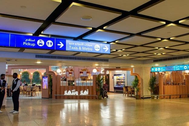 दुबई अंतर्राष्ट्रीय हवाई अड्डे पर आधुनिक आगमन हॉल।