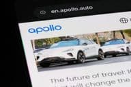 वेबपेज पर Baidu Apollo का ब्रांड लोगो और रोबोटैक्सी।