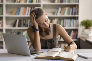 विदेशी विश्वविद्यालय में प्रवेश के लिए तैयार होती एक सामान्य हाथ से लिखने वाली किशोरी छात्रा।