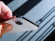 एक हाथ में एप्पल का नया iPhone एयर स्मार्टफोन।