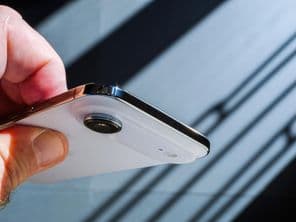 एक हाथ में एप्पल का नया iPhone एयर स्मार्टफोन।