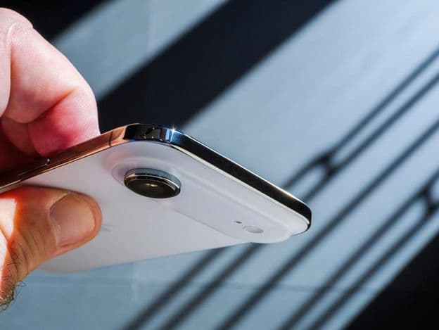 एक हाथ में एप्पल का नया iPhone एयर स्मार्टफोन।