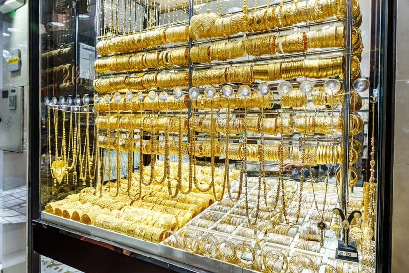 दुबई शहर के गोल्ड सूक में गोल्ड स्टोर प्रदर्शनी।