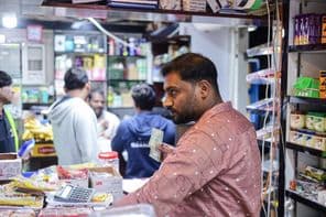 दुबई के एक स्थानीय बाज़ार में खरीदारी करते लोग।