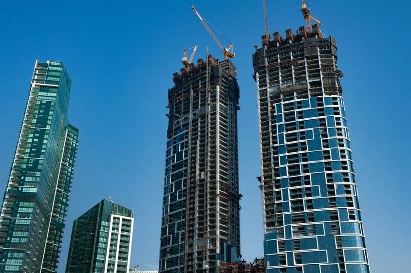 समुद्र तट पर निर्माणाधीन आधुनिक गगनचुंबी अपार्टमेंट परिसर।