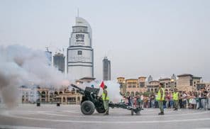 रमदान के महीने के दौरान सूर्यास्त पर तोप के गोले दागना।