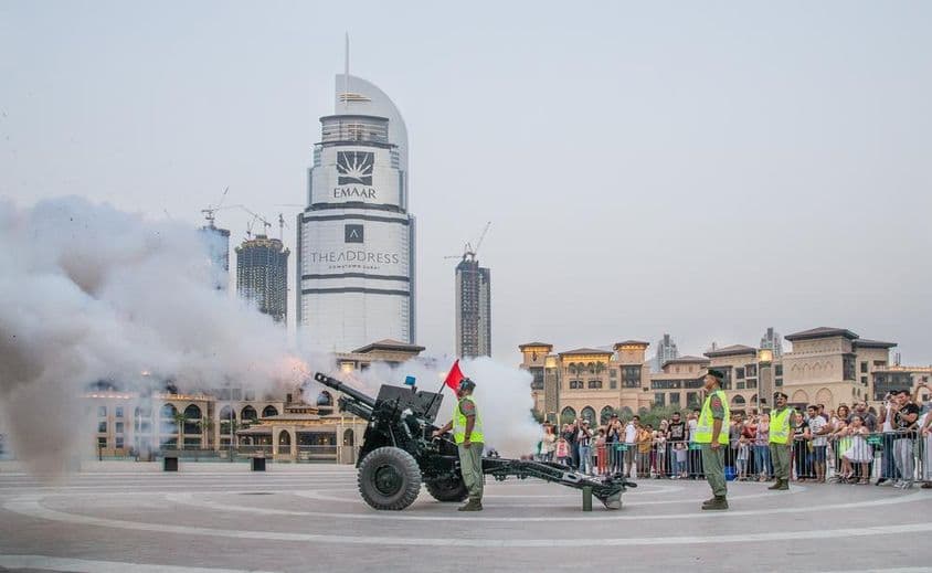 रमदान के महीने के दौरान सूर्यास्त पर तोप के गोले दागना।