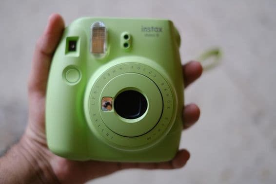 पुदीना रंग का FUJIFILM Instax Mini इंस्टैंट कैमरा फुजीफिल्म द्वारा।