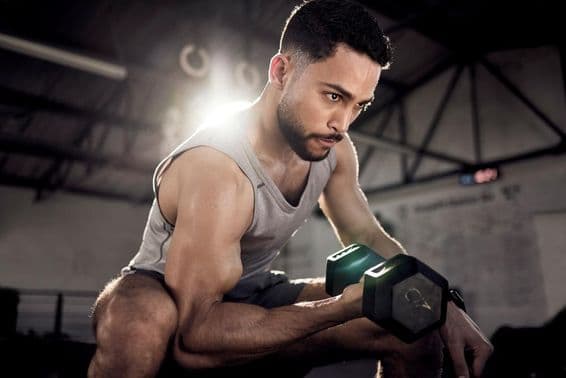 दुबई में भारोत्तोलन या bicep अभ्यास में लगे हुए एक अरब एथलीट।