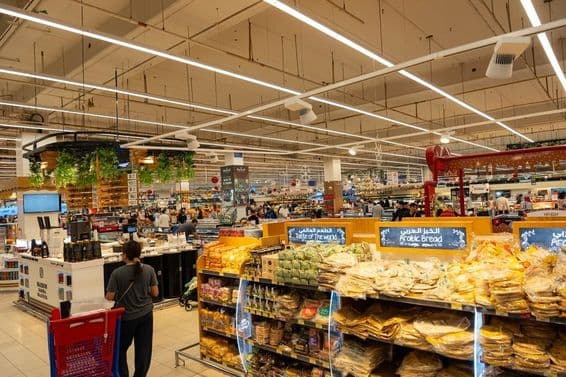 दुबई मॉल ऑफ एमिरेट्स शॉपिंग सेंटर में कैरेफोर सुपरमार्केट।