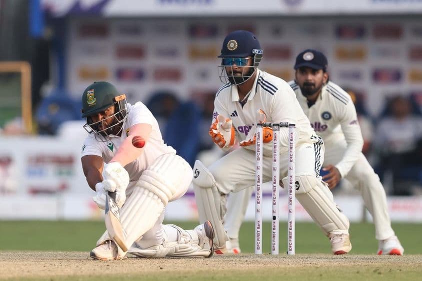 मैदान पर क्रिकेट खिलाड़ी।