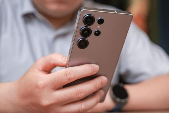 सैमसंग गैलेक्सी S25 अल्ट्रा स्मार्टफोन।