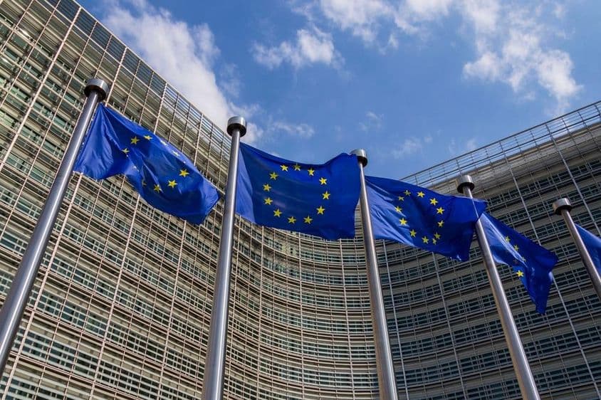 हवा में लहराते हुए यूरोपीय संघ के झंडे।