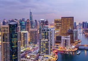 दुबई में एक राजमार्ग जंक्शन का हवाई दृश्य।