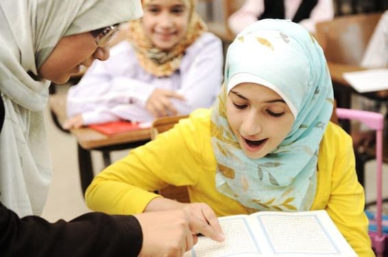 स्कूल के कक्षा में बच्चे