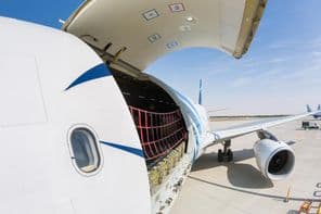 दुबई में फ्रेट लोडिंग के लिए तैयार कार्गो विमान