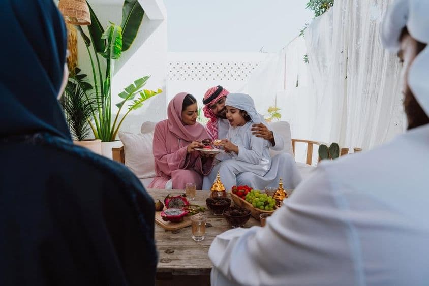 घर पर मुस्लिम परिवार।