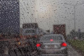 कार खिड़की के माध्यम से देखा जा रहा बारिश।