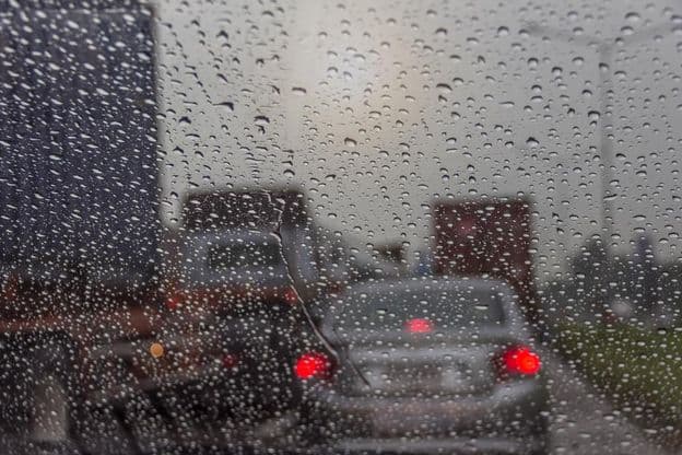 कार खिड़की के माध्यम से देखा जा रहा बारिश।