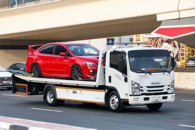 इसुजु रिवार्ड एनपीआर सफेद ट्रैक्टर यूनिट।