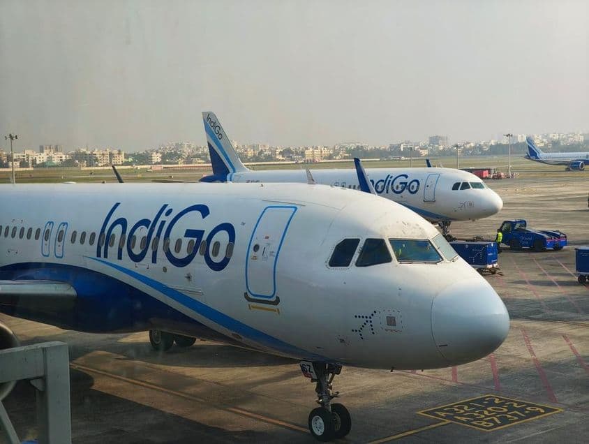 डम डम हवाई अड्डे पर इंडिगो एयरो विमान