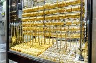 दुबई शहर के गोल्ड मार्केट में एक सोने की दुकान का प्रदर्शन