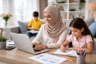 परिवार के साथ घर से काम