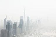 धुंध में शहर का दृश्य, दुबई, संयुक्त अरब अमीरात