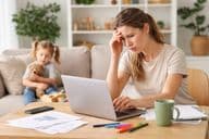 बच्चे के साथ घर से काम करना