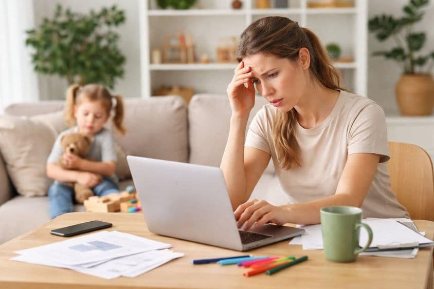 बच्चे के साथ घर से काम करना