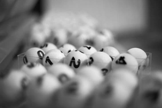 लॉटरी खेल के लिए नंबरों वाले सफेद गेंदें