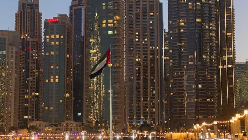 रोशन दुबई फाउंटेन का संध्या दृश्य