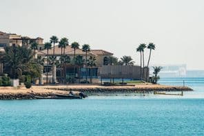 समुद्र के किनारे महंगी संपत्ति